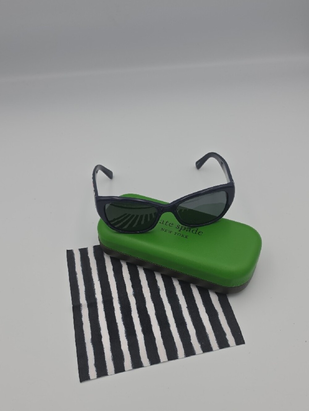 Kate Spade Keara Dark Navy Poka Dot Cat-Eye Women's Polarized Sunnies (NWOT)✨️